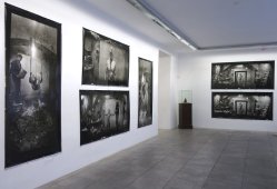 Otto Muehl, Ausstellungsansicht, Materialaktion Nr. 19, Bodybuilding, Triptychon, Fotos Marc Adrian, Copyright: Archives Muehl, Paris, Zürich; Konzett Gallery, Wien