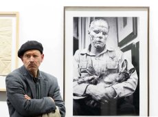 KKK Nr. 4, Ausstellungsansicht, Konzett Gallery, Christoph Lissy neben dem Foto von Walther Vogel, Joseph Beuys 1965, Aktion "Wie man dem toten Hasen die Bilder erklärt", 2010, Digital Print mit Inkjet, nach Originalnegativ und Vorlage des Fotografen, sig