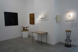KKK Nr. 4, Ausstellungsansicht, Konzett Gallery 2015, mit Tisch und Passstück von Franz West und dem Bild „Jazz and Love“, 1990 von Martin Kippenberger.