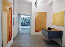 001_Ausstellungsansicht_mit_Aktionsrelikten_von_Hermann_Nitsch_und_Arbeiten_von_Marc_Adrian_und_Christian_Eisenberger_72dpi.jpg