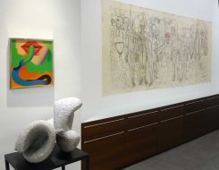 Ausstellungseinblick Schauraum, mit Arbeiten von Allen Jones, Gerald Obersteiner und Hermann Nitsch "Das letzte Abendmahl“, 1979/83.