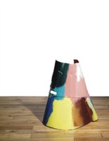 002_Franz_West_Haus_und_Gaesteschurz_2004_Lack_und_Emailspray_auf_Papiermache_80,7x87,6x62,2cm.jpg