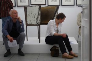 KKK Nr. 10: Schönheit, Konzert, Konzett Gallery 2017, Besucher mit Sessel von Franz West