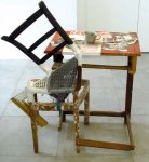 Padhi_Frieberger_Ohne_Titel_Assemblage_Tisch_Stuehle_Metallbecher_mit_Zigarettenstummeln_Zeitungspapier_Gipsbandagen_Farbe_120x90x68cm.jpg