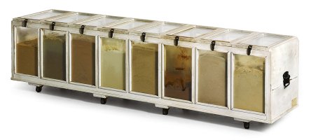 011_Dieter_Roth_Gewuerztruhe_1970_diverse_gewuerze_in_Holz-Glas-Kisten_51x193x44cm.jpg
