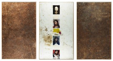 Hermann Nitsch, Triptychon, 80. Aktion, 1984, Collage, Aktionsrelikte, diverse Materialien auf Leinwand, 252 x 486 cmTriptychon, 80. Aktion, 1984, Collage, Aktionsrelikte, diverse Materialien auf Leinwand, 252 x 486 cm
