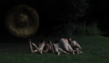 Rita Nowak, Mooning (Gelitin), 2012, C-Print kaschiert auf PVC, gerahmt 45 x 75 cm, Auflage 5, Foto © Rita Nowak, 2012Rita Nowak, Mooning (Gelitin), 2012, C-Print kaschiert auf PVC, gerahmt 45 x 75 cm, Auflage 3, Foto © Rita Nowak, 2012