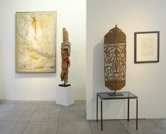 Ausstellungseinblick Galerie, mit Arbeiten von Rudolf Polanszky. Tribal Art Objekte