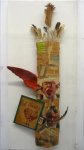 Padhi_Frieberger_Red_Rooster_Skulptur_Assemblage_Zeitungspapier_Vogelfedern_Kunststoff_Metall_Holz_105x65x23cm.jpg