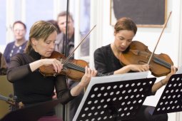 KKK Nr. 4, Konzert, Louise Chisson, Joanna Lewis – Violine, Lena Fankhauser - Viola, Konzett Gallery, 2015 Foto @ Stephanie Weinhappel, 2015