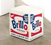 01_Andy_Wahrhol_Brillo_Box_1966_Holzbox_bemalt_oben_unbemalt_43,5x36x44cm_72dpi.jpg