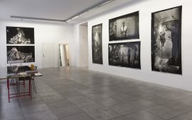 Otto Muehl, Ausstellungsansicht, Materialaktion Nr. 19 und 15, 1964/65, Fotos Marc Adrian und Franz Hubmann, Copyright: Archives Muehl, Paris, Zürich; Konzett Gallery, Wien