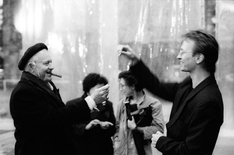 Stephan Reusse, Wolf Vostell und Stephan Reusse vor der Aktion "Spurwechsel" 1986, Barytprint, Maße variabel; © Stephan Reusse