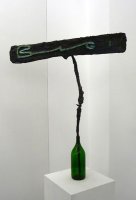 001_Franz_West_Ihr_Geist_aus_der_Flasche_um_1980_Papiermache_Kunststoff_Metall_Hoehe_variabel.jpg