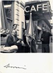 014_Padhi_s-w-Fotografie_Wiener_Schuppan_Volker_Tulzer_mit_Freunden_Joe_Berger_vor_dem_Cafe_Hohenstauffen_17,8x12,8cm.jpg
