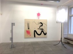 Ausstellungsansicht Galerieraum, mit Arbeiten von Christian Rosa, 180 x 220 cm, Heimo Zobernig und Franz West