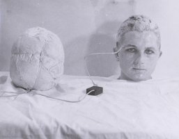 007_Rudolf_Schwarzkogler_4._Aktion_1965_Foto_F._Cibulka_Krammel_s_w_Fotografie_72dpi.jpg