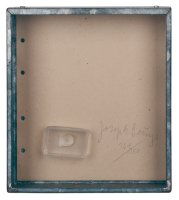 008_Joseph_Beuys_Fingernagelabdruck_aus_gehaerteter_Butter_1971_Butter_Wachs_Plastikdose_auf_Graupappe_in_Metallrahmen_24x21x1cm.jpg