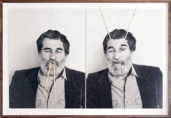Stephan Reusse, Alan Kaprow (aus Collaborations), San Diego 1987 / Fotpapier, Essstäbchen /  121 x 88 cm; ©Stephan Reusse